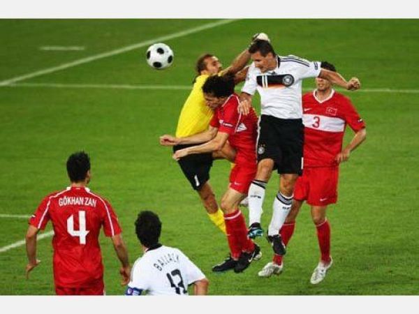 拉齐奥定位球战术奏效击败卡利亚里